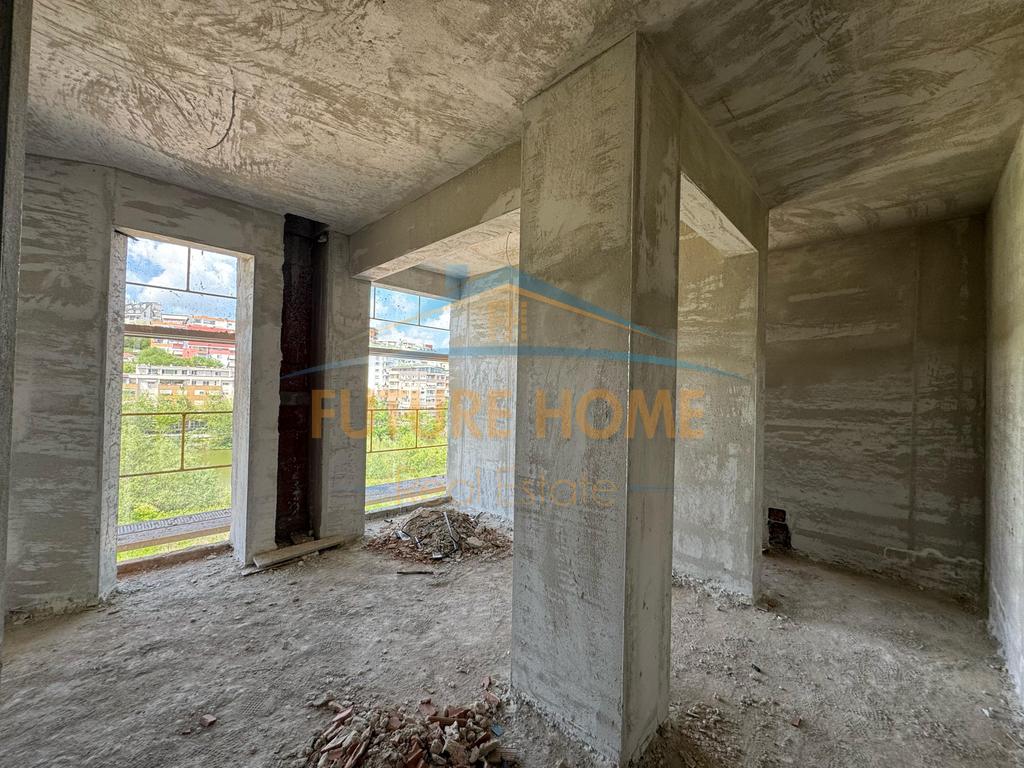 Shitet, Apartament 3+1+2+Post Parkimi, Liqeni i Thatë, Tiranë.