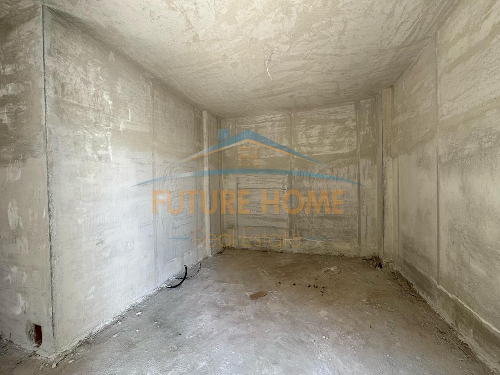 Shitet, Apartament 3+1+2+Post Parkimi, Liqeni i Thatë, Tiranë.