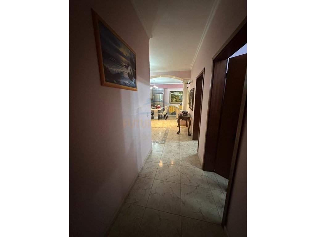 Shitet, Apartament 3+1+2, Rruga Kongresi Manastirit, Tirane.