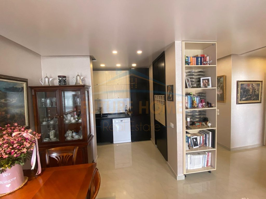 For sale, 3+1 Apartment, "Kontakt" Complex, 21 Dhjetori