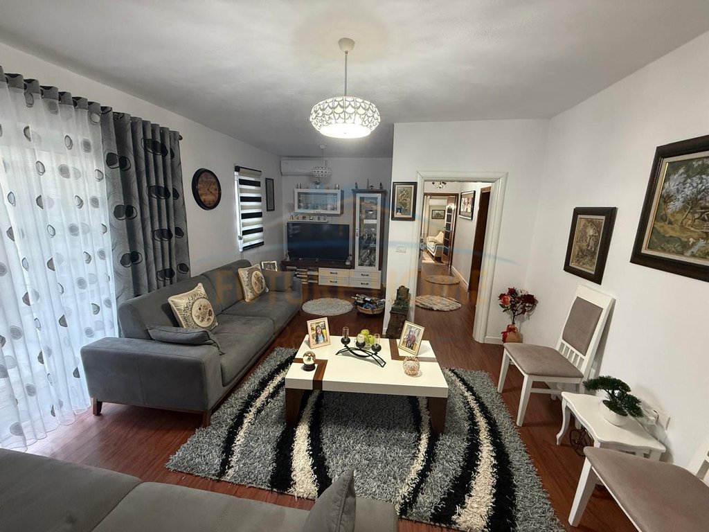 For sale, 3+1 Apartment, Neighborhood 10, Korçë