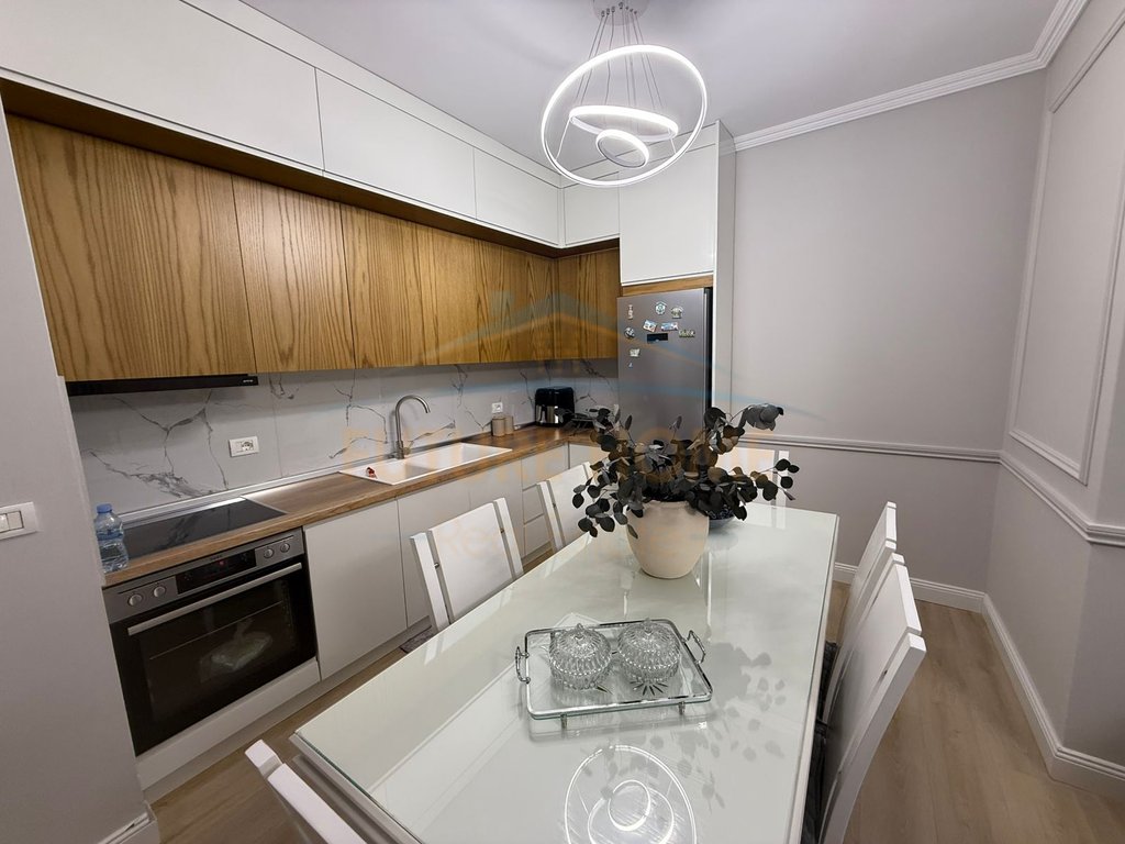 For sale, 3+1 Apartment, Neighborhood 18, Korçë.
