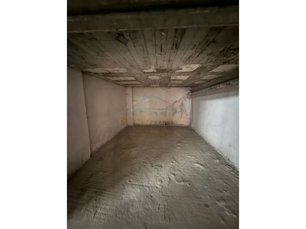 For Sale, Garage, Triangle, Korça