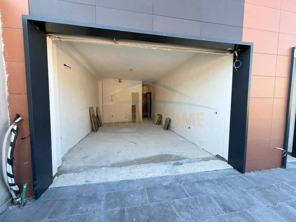 Shitet, Garsioniere, tek Kompleksi Grand, Tiranë.