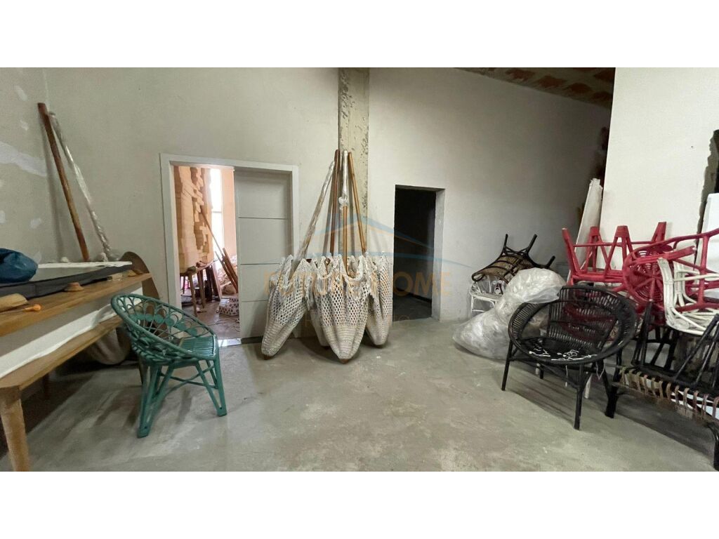 For sale, Polyfunctional service building 2 kt with 1 kt Basement, Tirana-Durrës highway.