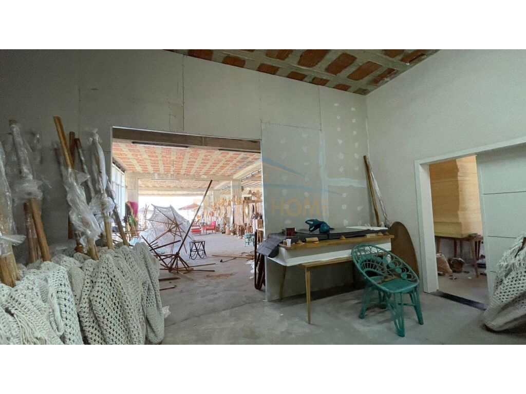 For sale, Polyfunctional service building 2 kt with 1 kt Basement, Tirana-Durrës highway.