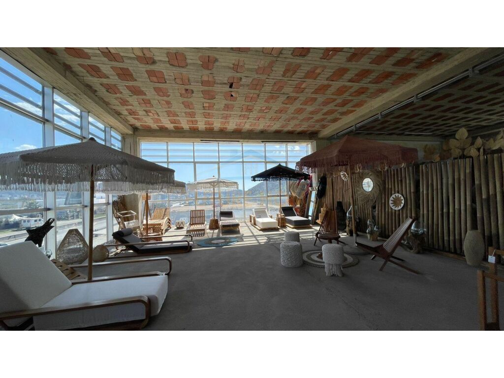 For sale, Polyfunctional service building 2 kt with 1 kt Basement, Tirana-Durrës highway.