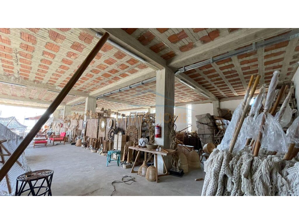 For sale, Polyfunctional service building 2 kt with 1 kt Basement, Tirana-Durrës highway.