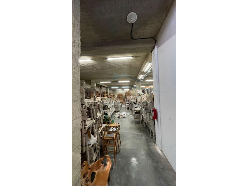 For sale, Polyfunctional service building 2 kt with 1 kt Basement, Tirana-Durrës highway.