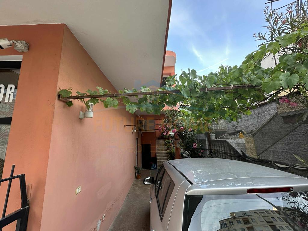 For sale, 2-storey building, Fratari Complex, Unaza e Re.