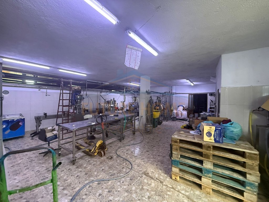For sale, 3-Storey Building (Residential Unit + Factory), Neighborhood 3, Korçë
