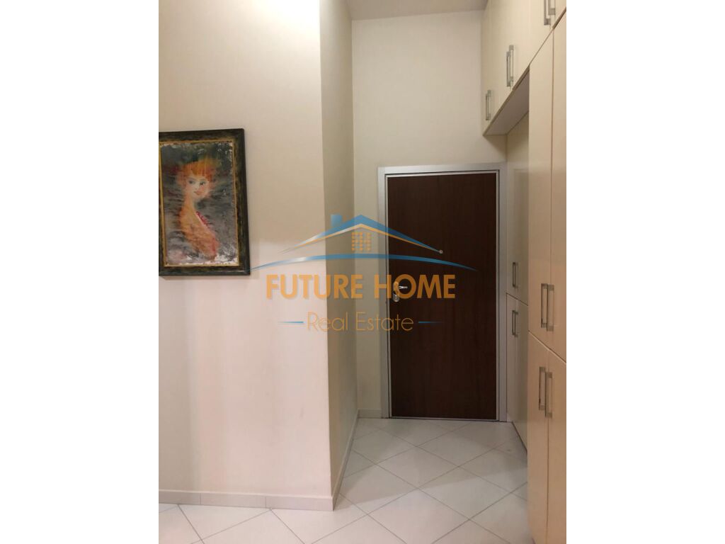 Shitet, Njësi e Adoptuar në Apartament 1+1, Rruga e Bogdanëve, Tiranë.
