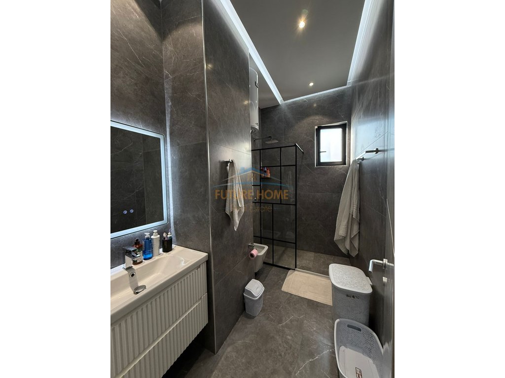 Shitet, Penthouse, Qesarak, Tirane