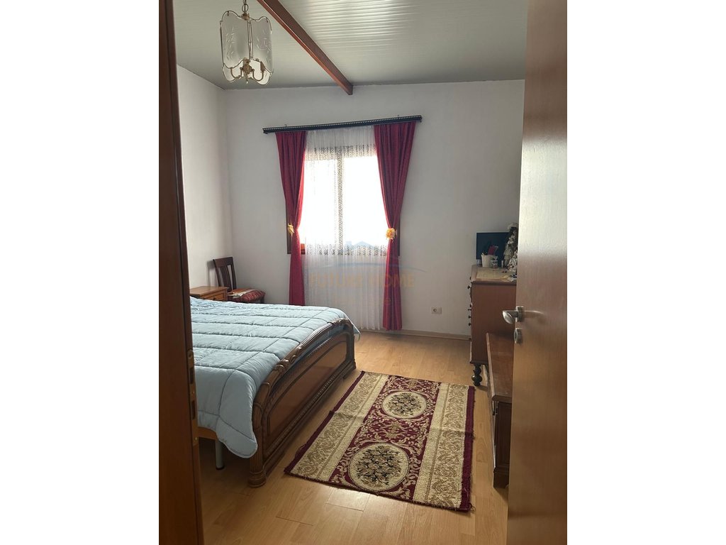 For sale, house and warehouse, near the "Xhyeri" school