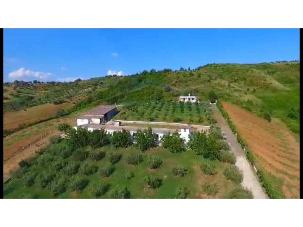 Shitet Tokë + Objekte e përshtatshme për agroturizëm