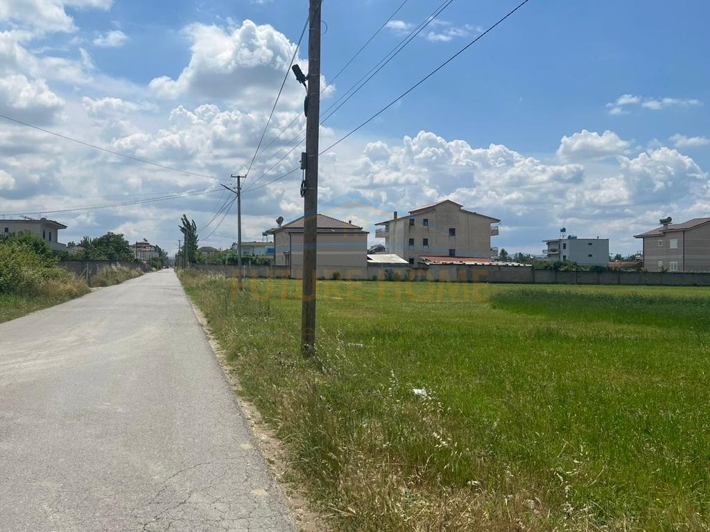 Shitet, Tokë, Rruga Miqësia, Kamzë.