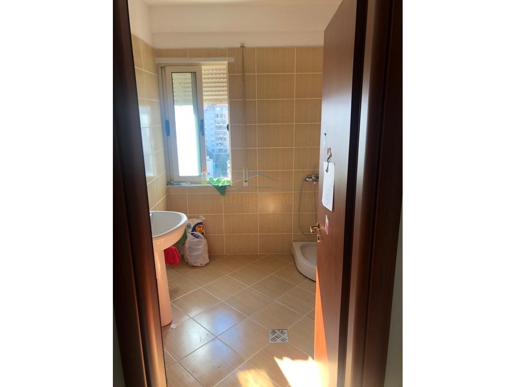 For Sale Villa 3 Floors + Land + Parking Space, "4 Heroes" Street, Vlore