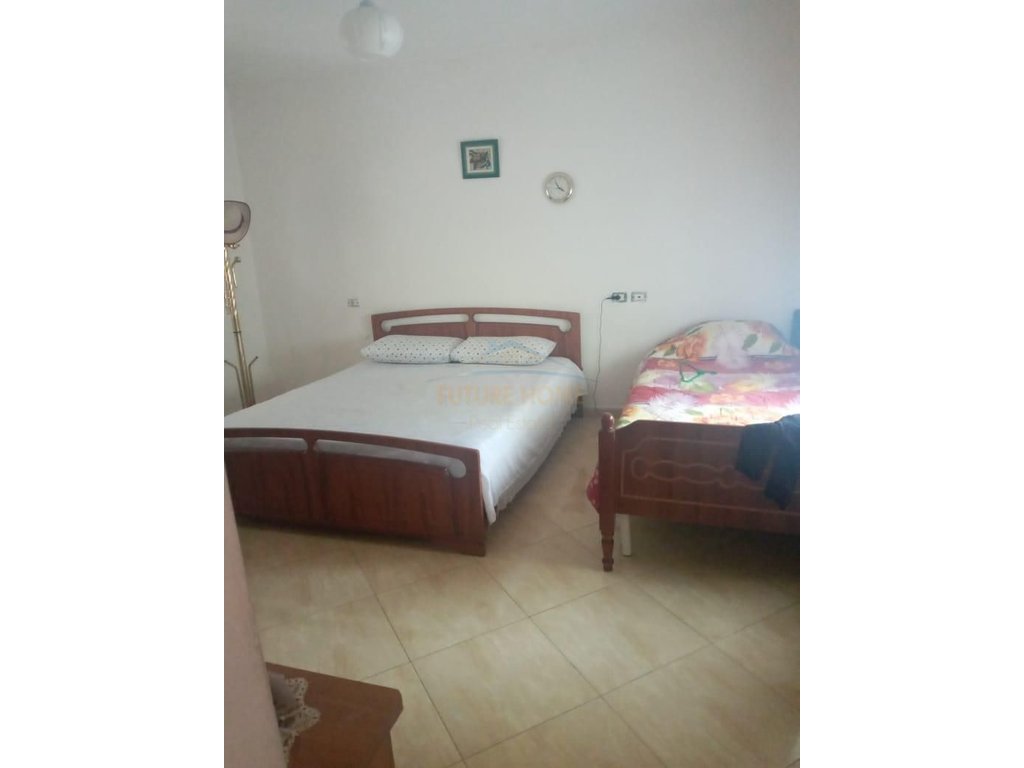 For Sale Villa 3 Floors + Land + Parking Space, "4 Heroes" Street, Vlore