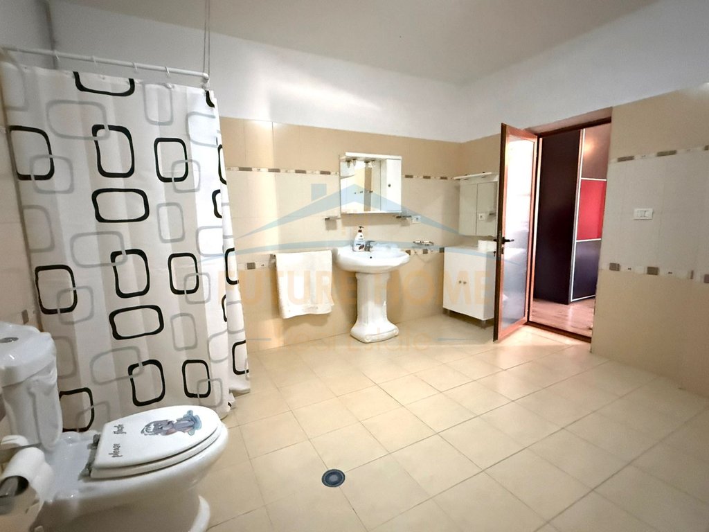 Shitet, Vilë 3-katëshe, Korcë