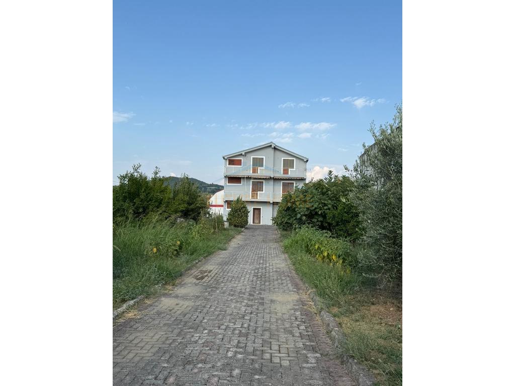 Shitet, Vilë 3-katëshe, Manëz, Gjiri i Lalzit.