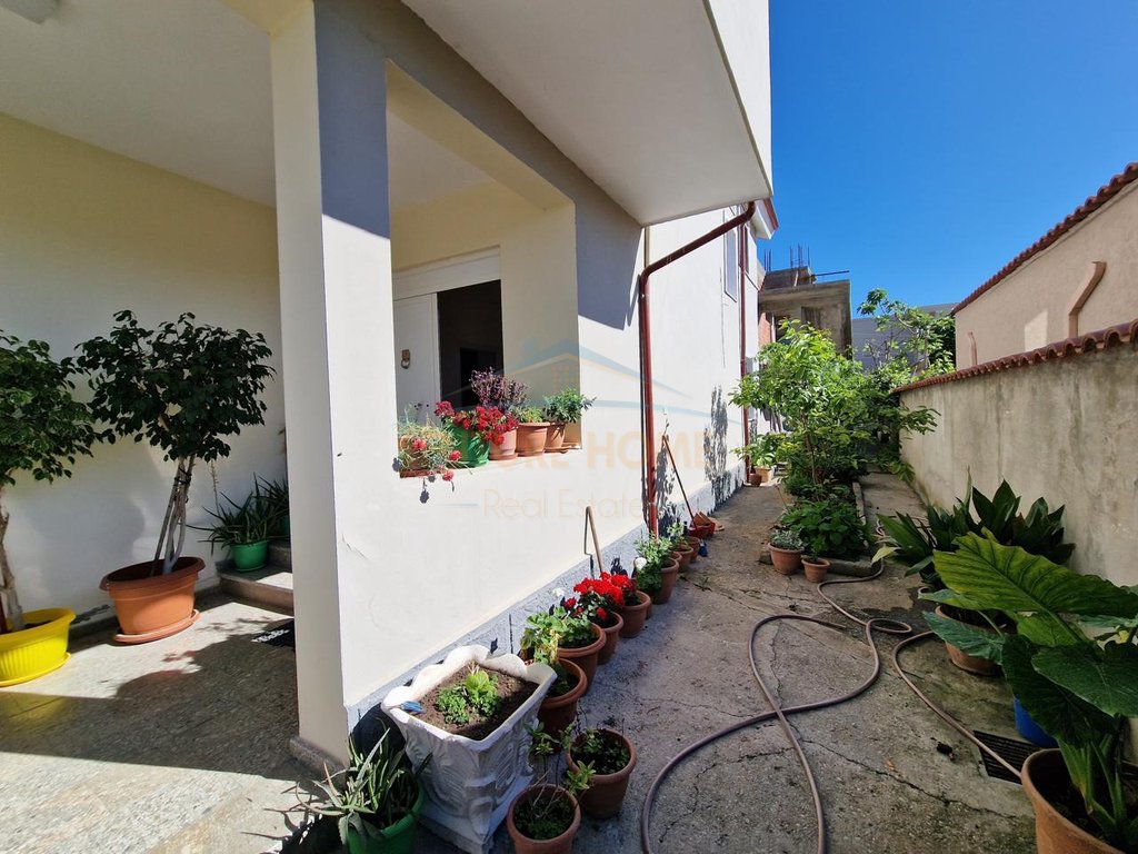 For sale, 4-Storey Villa, Neighborhood "10 Korriku", Vlorë