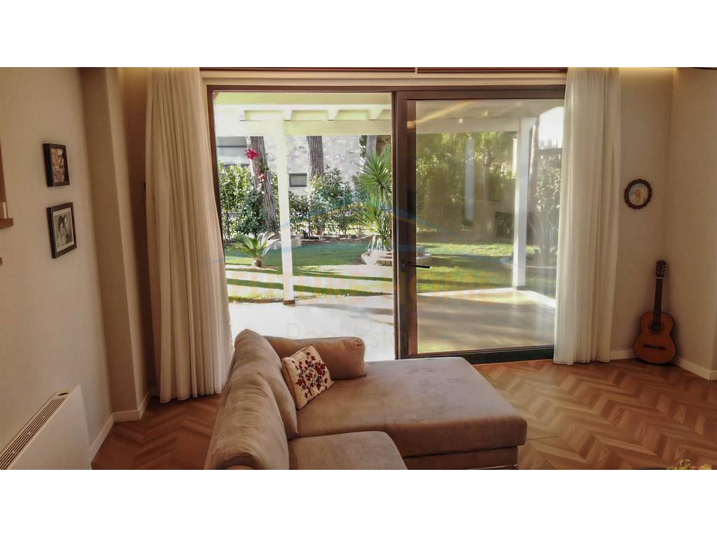 Shitet, Vilë individuale San Pietro Residence, Gjiri I Lalëzit.