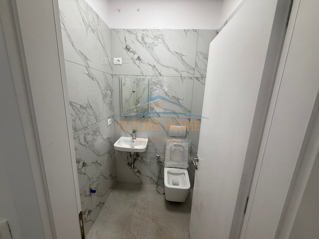 Shitje, Ambient Biznesi, Komuna e Parisit, Tirane