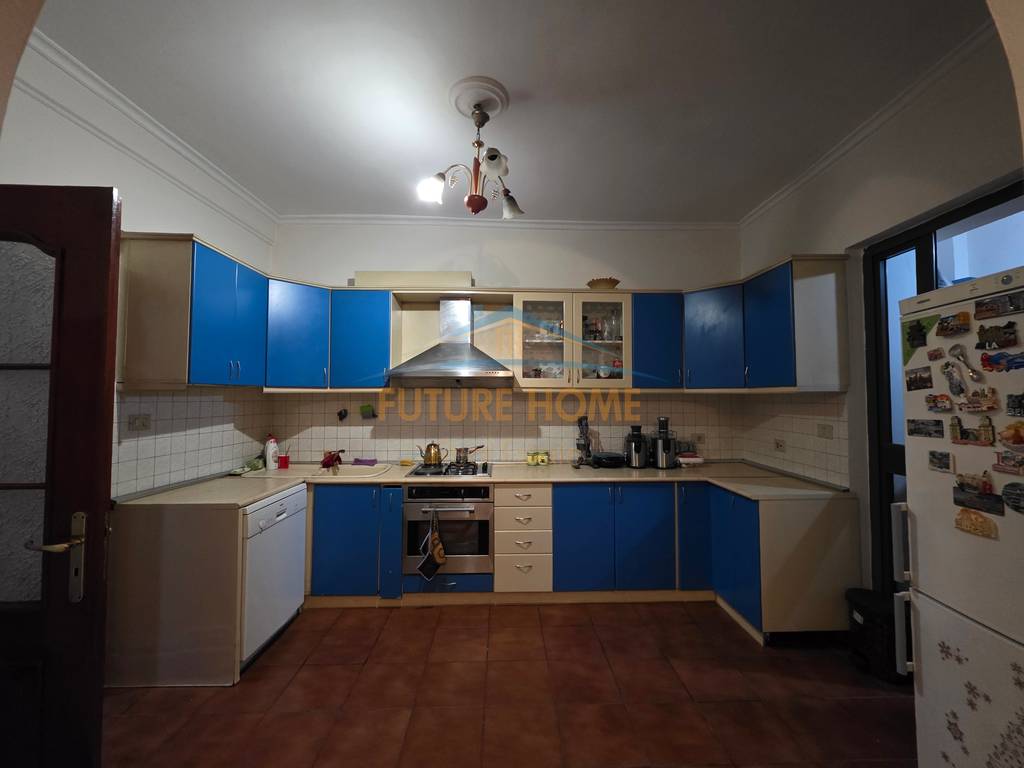 Shitje,Apartament 3+1+2 tek Rruga e Kavajes!