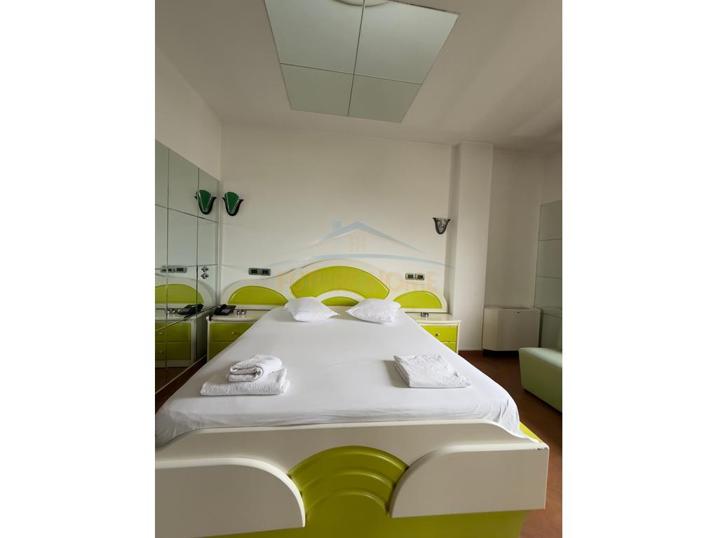 Sales, Hotel, Vaqarr