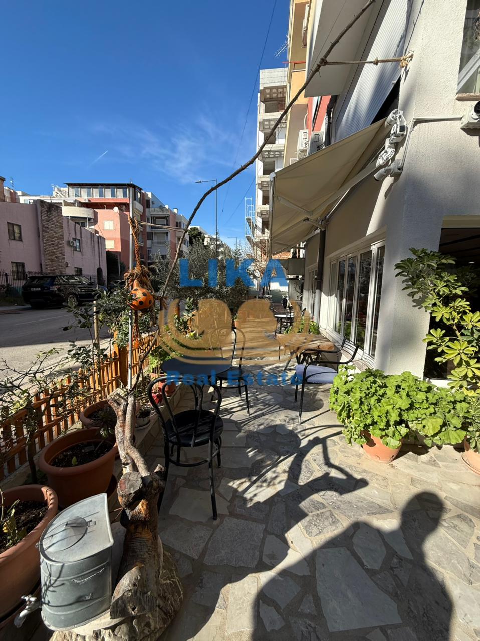 Apartament 1+1 & Njësi Biznesi për Shitje në Golem – 100m nga Deti